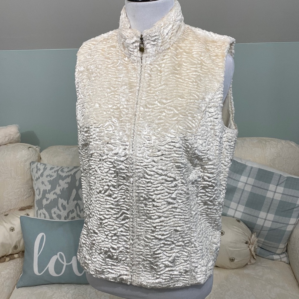 Peck & Peck Women’s White Faux Fur Vest